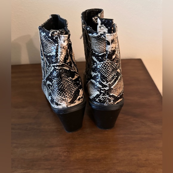 Seven7 Women Eve Western Snakeskin Embossed Faux Leather Ankle Boots - Picture 6 of 7